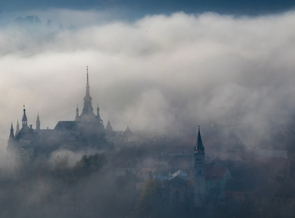 Dense fog over old town od Vio Oprea