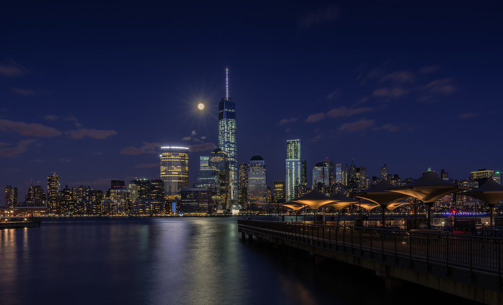 Moonlight over lower Manhattan od Wei (David) Dai