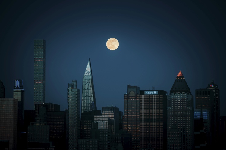Super-moon over Manhattan od Wei (David) Dai