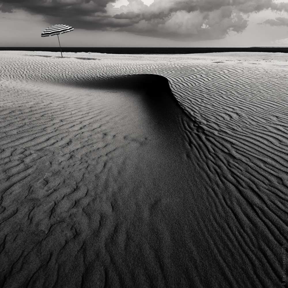 Umbrella on the beach............... od Wim Schuurmans