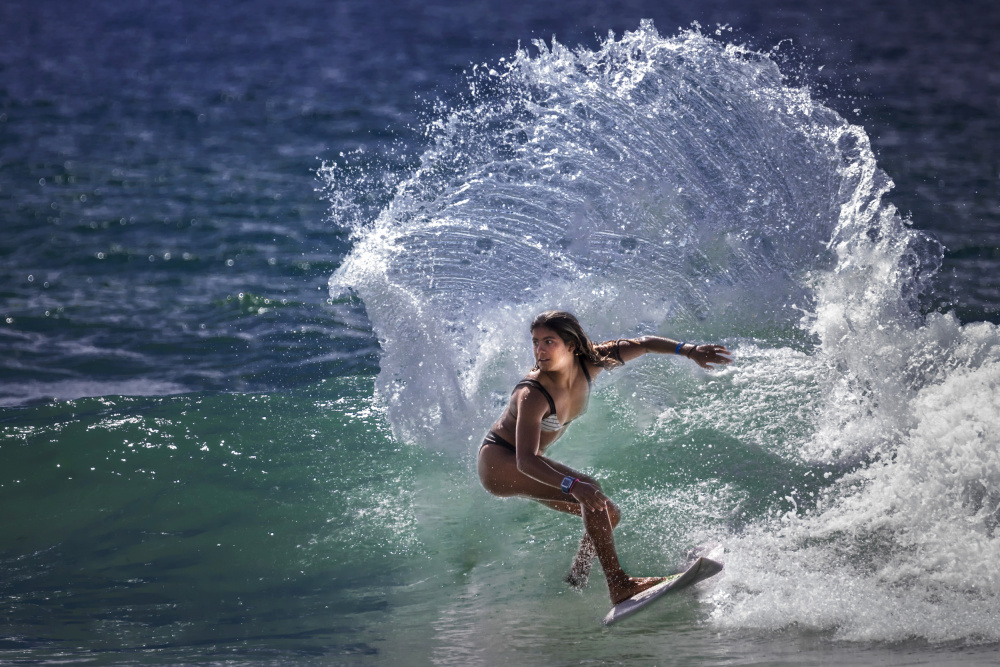 Surfing Girl od Yun Thwaits