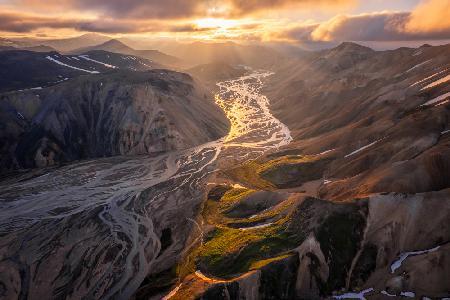 Golden hour (Iceland Highland Mountain View)